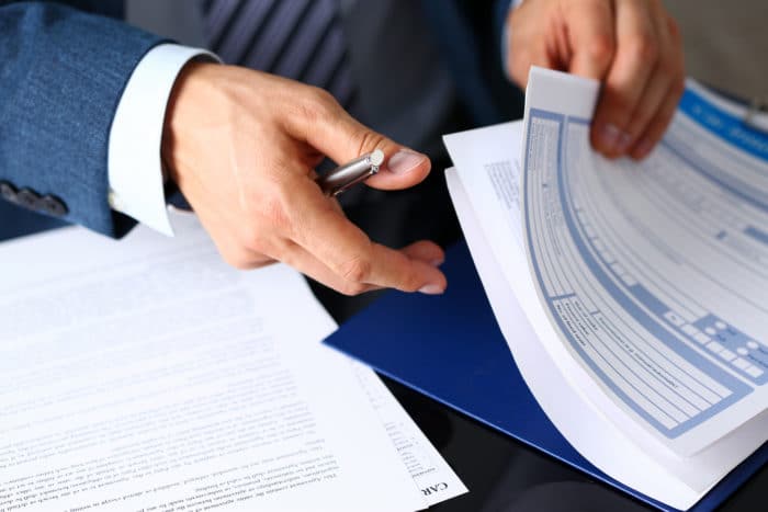 Homme en train de feuilleter des documents
